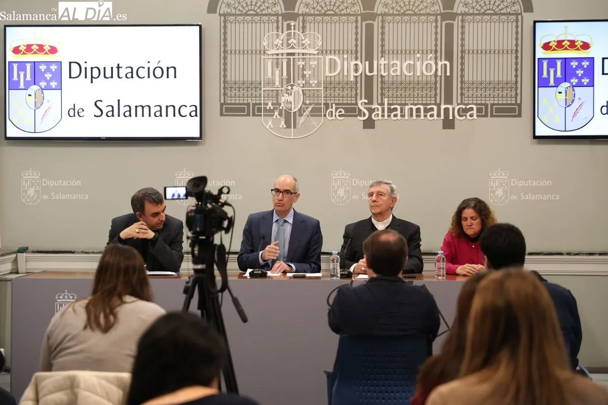 El presidente de la Diputación de Salamanca, Javier Iglesias, junto a los obispos de las Diócesis de Salamanca y Ciudad Rodrigo, José Luis Retana, y de Plasencia, Ernesto Jesús Brotóns, presentan este plan. Foto de David Sañudo