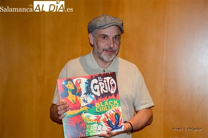Jesús Delgado, promotor de la Fiesta Fetén 2026, con El Grito, el último LP vinilo de The Black Chillies (Foto: Ángel Holgado)