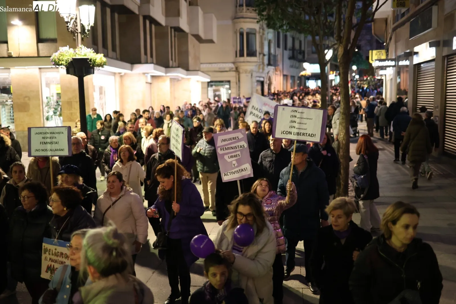 Una multitudinaria manifestación clama en Salamanca contra la violencia machista en el 8M | Fotos: David Sañudo
