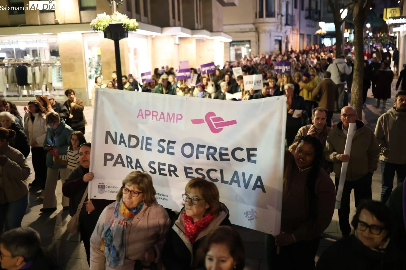 Una multitudinaria manifestación clama en Salamanca contra la violencia machista en el 8M | Fotos: David Sañudo