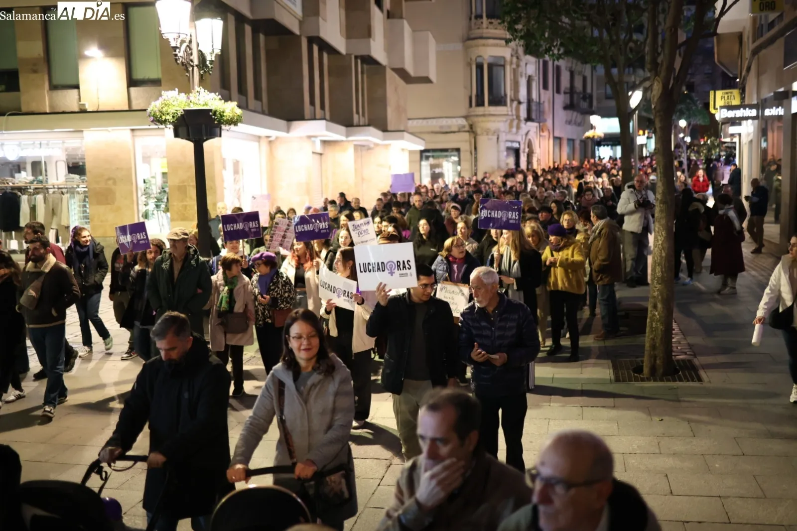 Una multitudinaria manifestación clama en Salamanca contra la violencia machista en el 8M | Fotos: David Sañudo