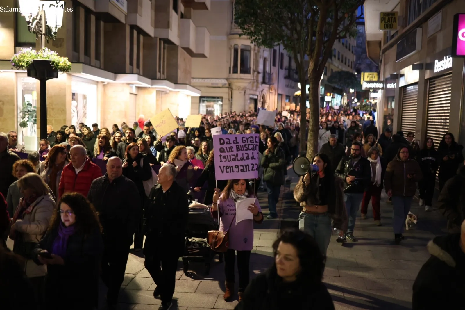 Una multitudinaria manifestación clama en Salamanca contra la violencia machista en el 8M | Fotos: David Sañudo