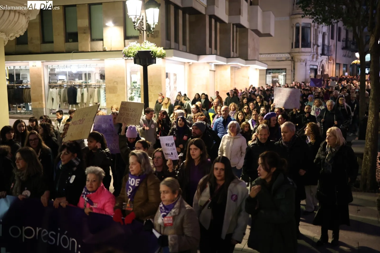 Una multitudinaria manifestación clama en Salamanca contra la violencia machista en el 8M | Fotos: David Sañudo
