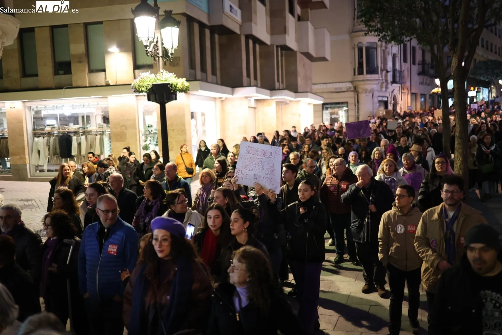Una multitudinaria manifestación clama en Salamanca contra la violencia machista en el 8M | Fotos: David Sañudo