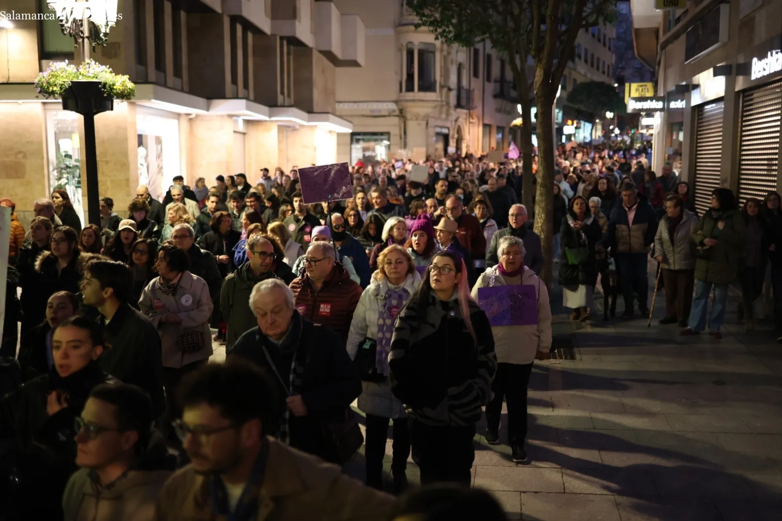 Una multitudinaria manifestación clama en Salamanca contra la violencia machista en el 8M | Fotos: David Sañudo