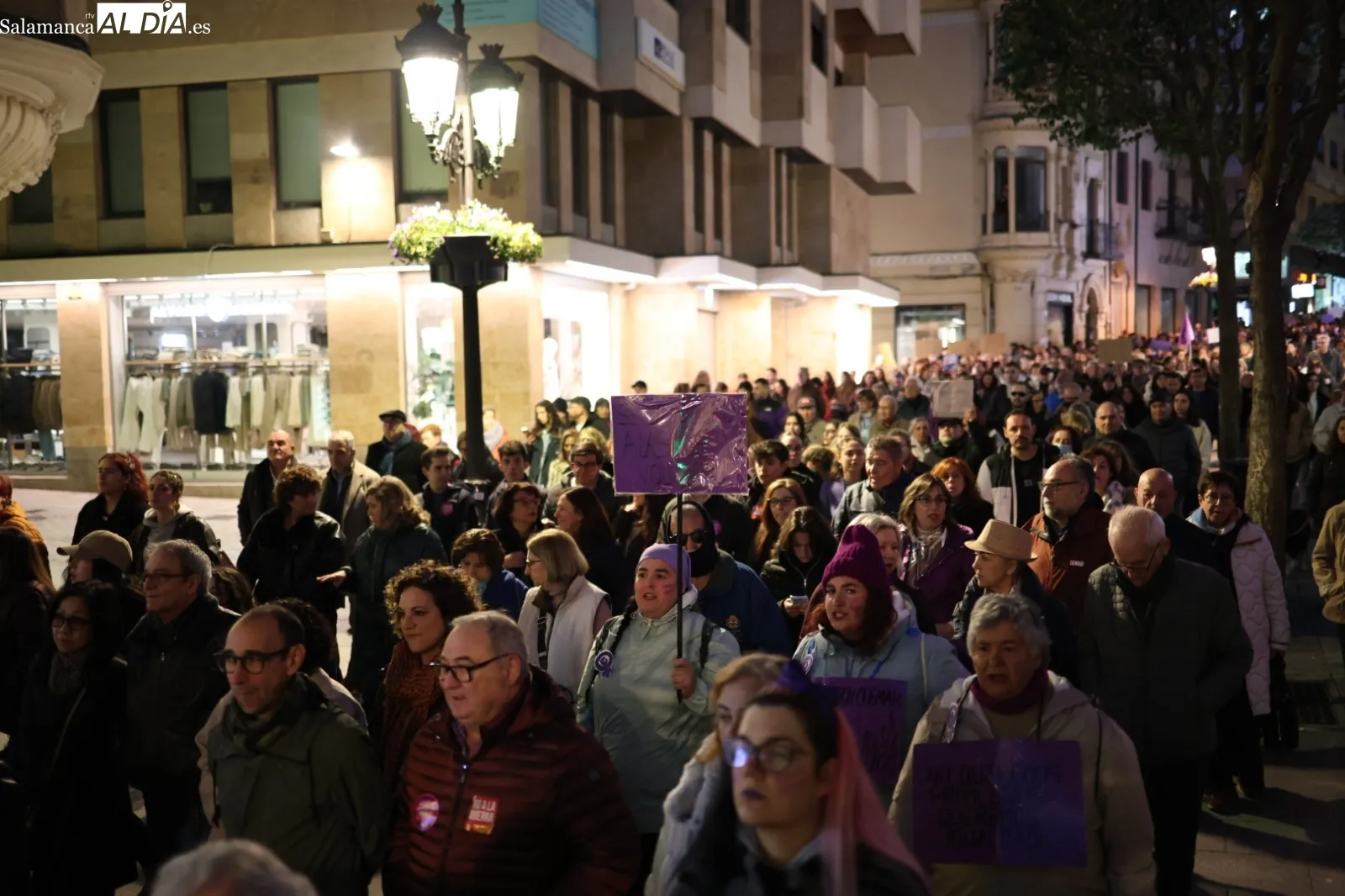 Una multitudinaria manifestación clama en Salamanca contra la violencia machista en el 8M | Fotos: David Sañudo