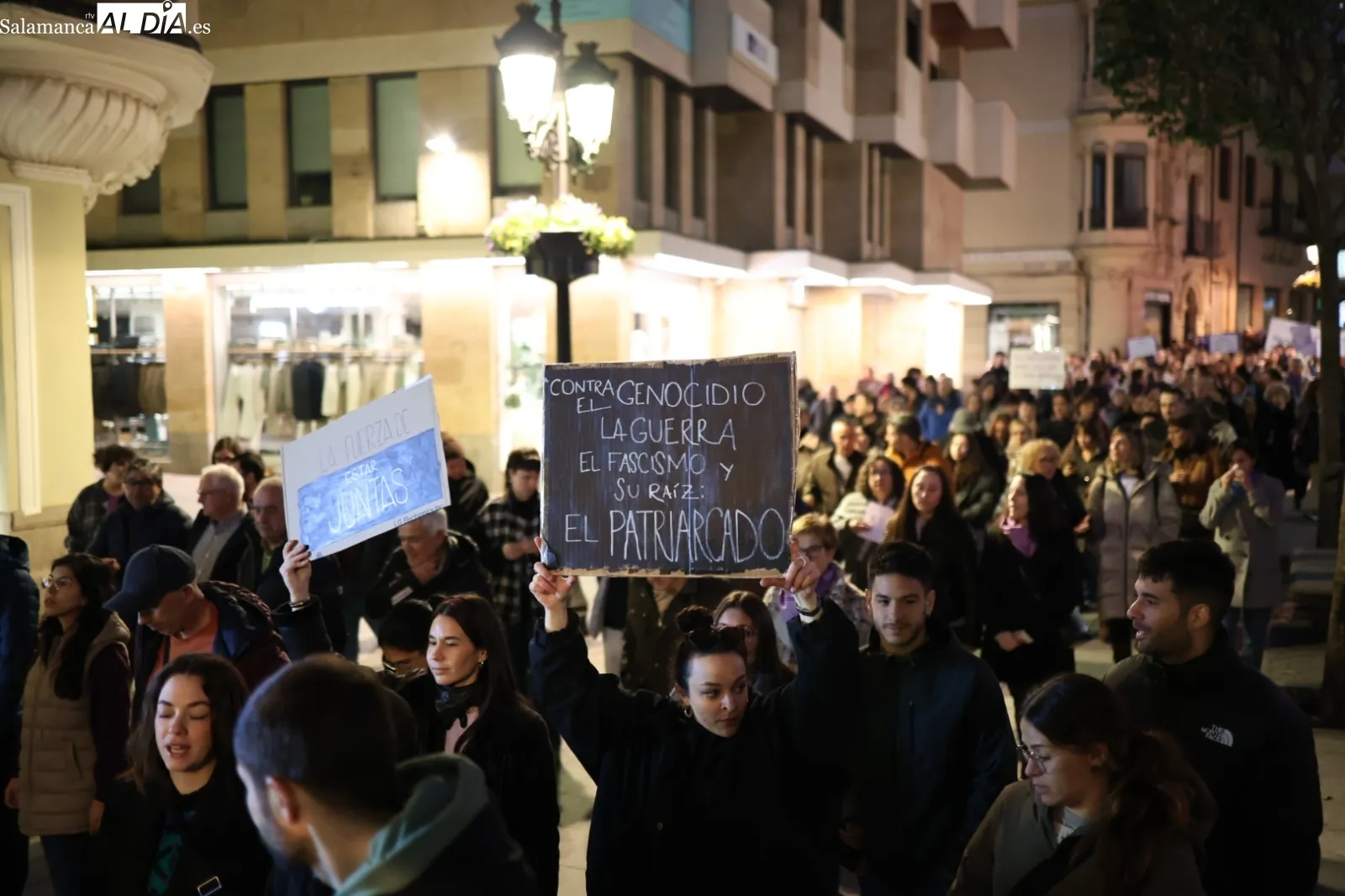 Una multitudinaria manifestación clama en Salamanca contra la violencia machista en el 8M | Fotos: David Sañudo