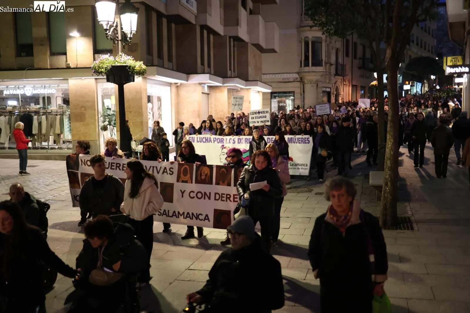 Una multitudinaria manifestación clama en Salamanca contra la violencia machista en el 8M | Fotos: David Sañudo