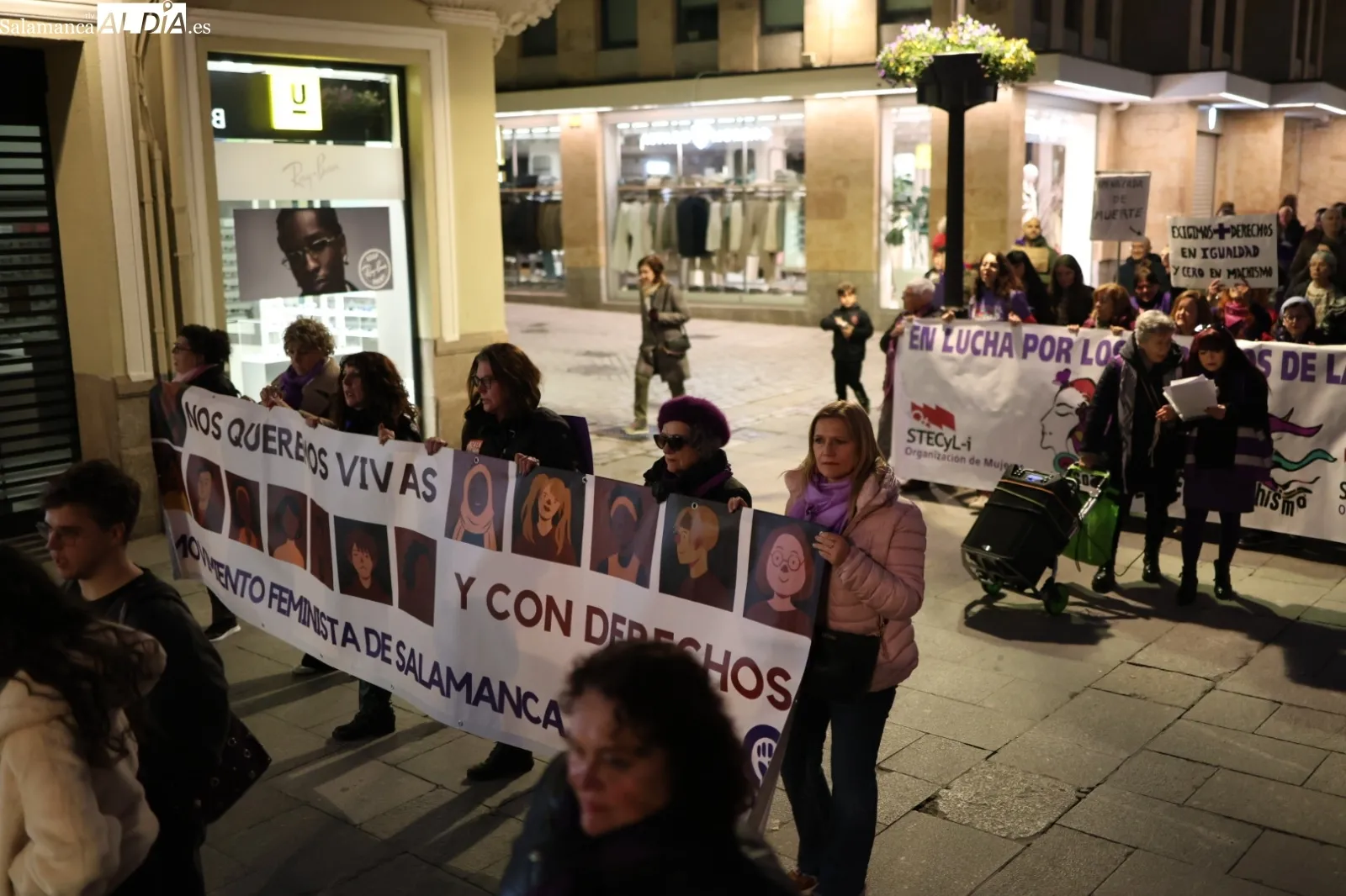 Una multitudinaria manifestación clama en Salamanca contra la violencia machista en el 8M | Fotos: David Sañudo