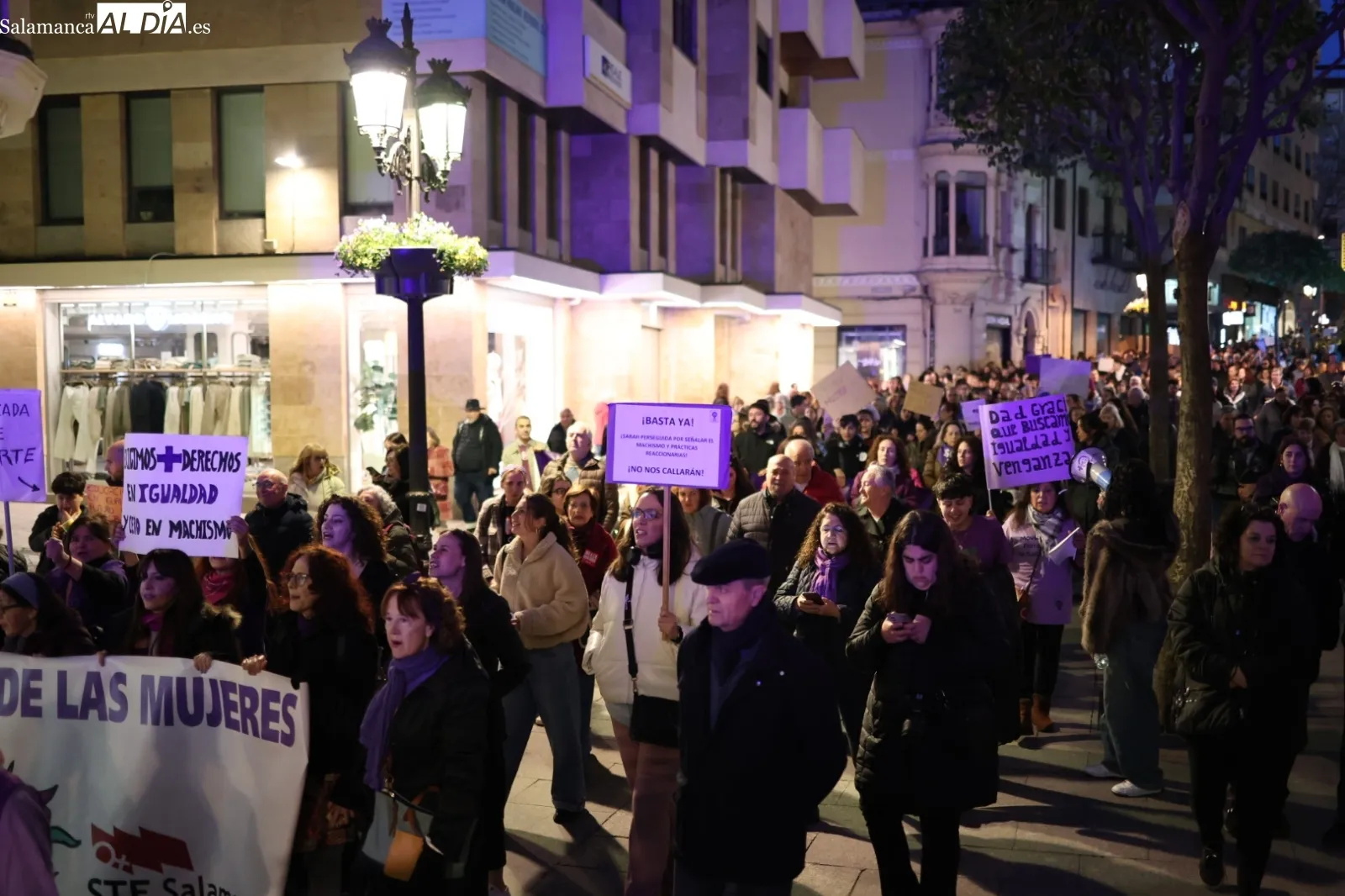 Una multitudinaria manifestación clama en Salamanca contra la violencia machista en el 8M | Fotos: David Sañudo
