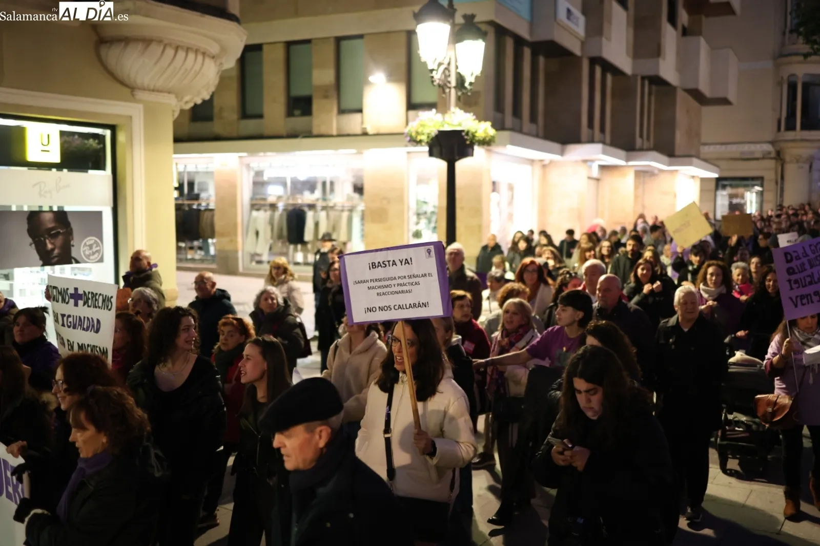 Una multitudinaria manifestación clama en Salamanca contra la violencia machista en el 8M | Fotos: David Sañudo