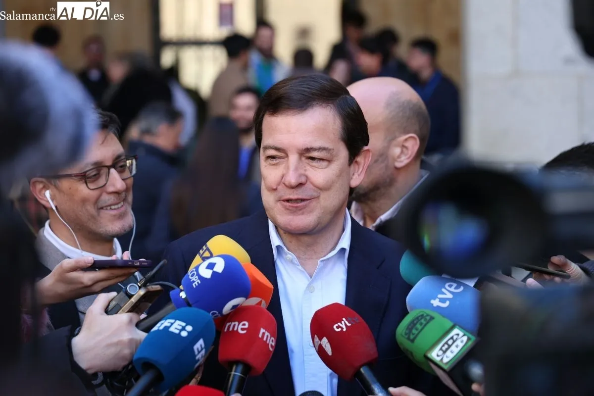Alfonso Fernádez Mañueco ejerce su derecho al voto en Salamanca en las elecciones a las Cortes de CyL. Fotos: David Sañudo