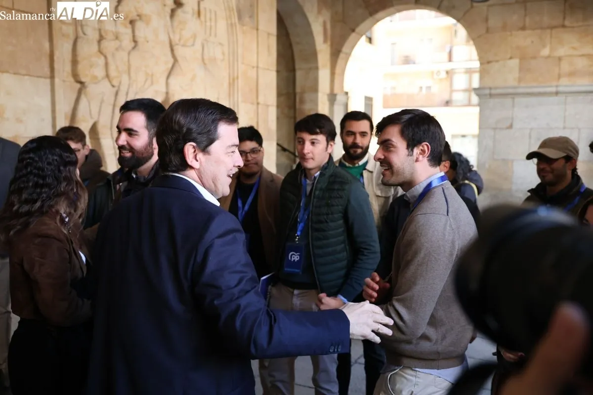 Alfonso Fernádez Mañueco ejerce su derecho al voto en Salamanca en las elecciones a las Cortes de CyL. Fotos: David Sañudo