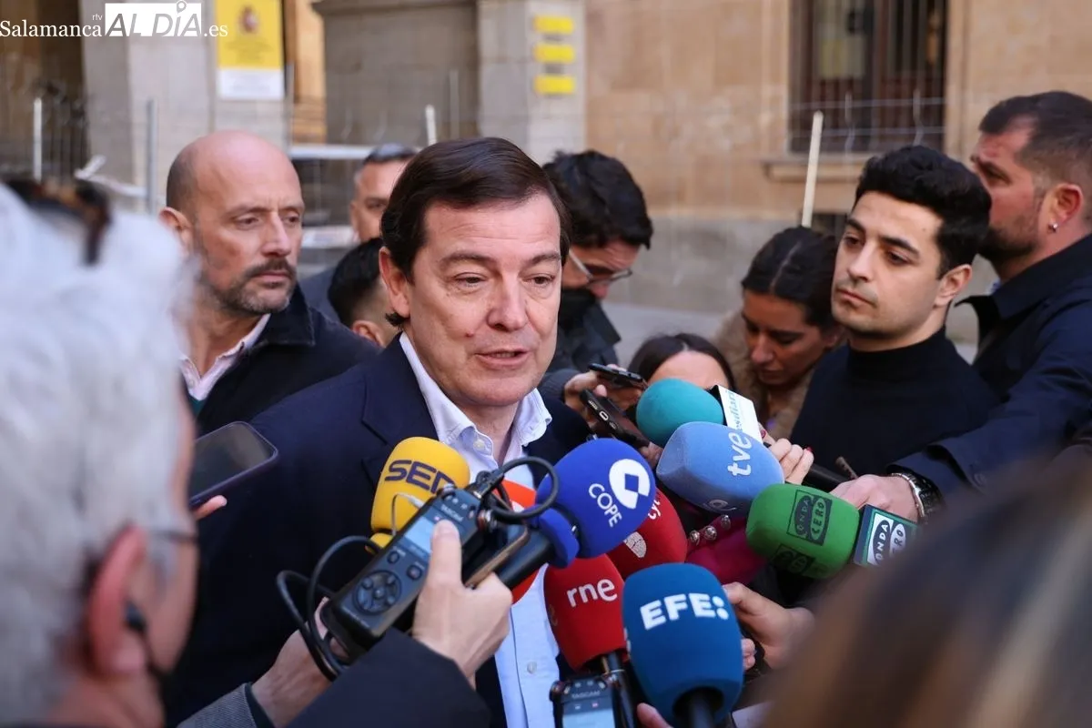 Alfonso Fernádez Mañueco ejerce su derecho al voto en Salamanca en las elecciones a las Cortes de CyL. Fotos: David Sañudo
