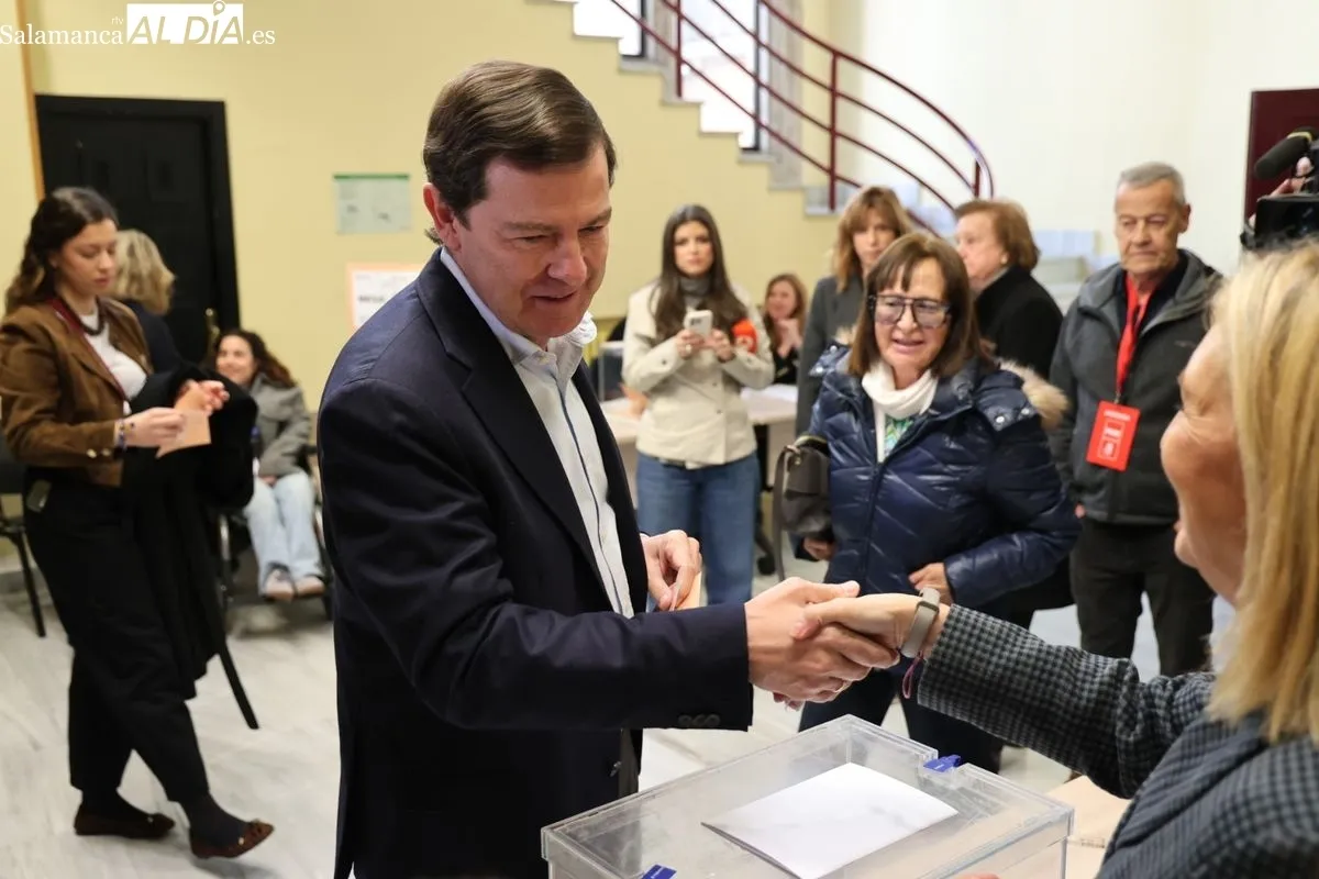 Alfonso Fernádez Mañueco ejerce su derecho al voto en Salamanca en las elecciones a las Cortes de CyL. Fotos: David Sañudo