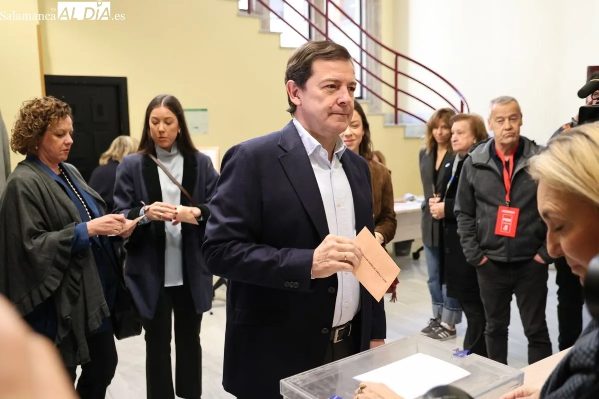 Alfonso Fernádez Mañueco ejerce su derecho al voto en Salamanca en las elecciones a las Cortes de CyL. Fotos: David Sañudo