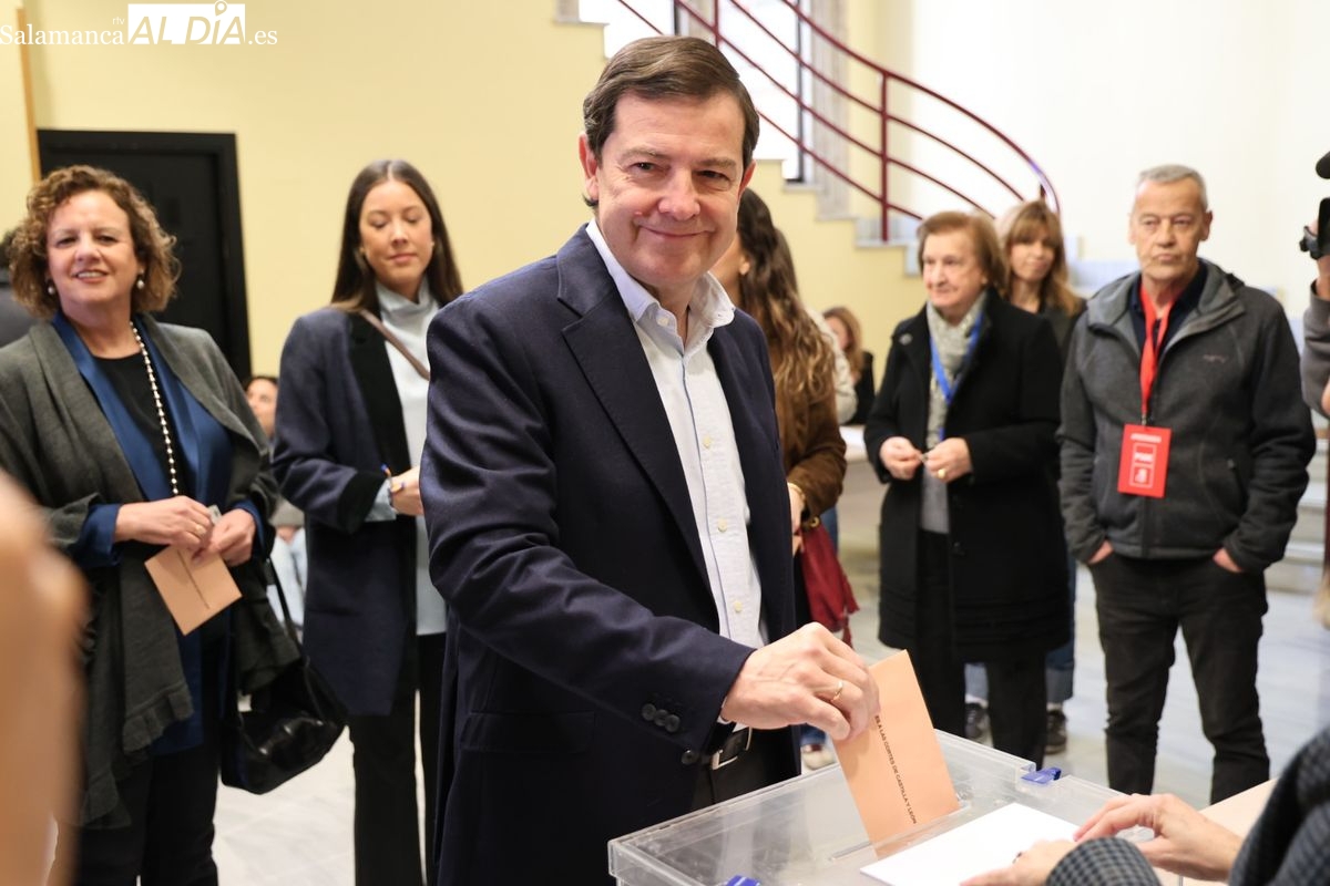 VÍDEO Y FOTOS | Mañueco anima a la participación masiva tras ejercer su derecho al voto en Salamanca