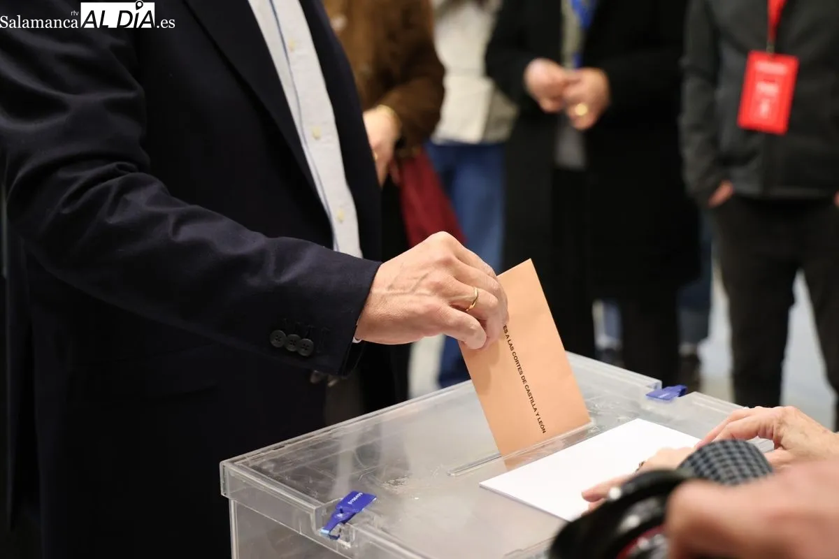 Alfonso Fernádez Mañueco ejerce su derecho al voto en Salamanca en las elecciones a las Cortes de CyL. Fotos: David Sañudo