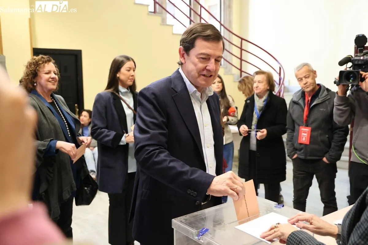 Alfonso Fernádez Mañueco ejerce su derecho al voto en Salamanca en las elecciones a las Cortes de CyL. Fotos: David Sañudo