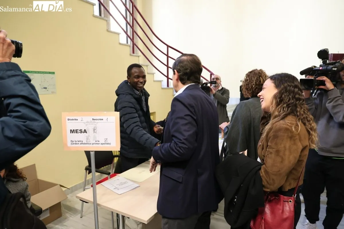Alfonso Fernádez Mañueco ejerce su derecho al voto en Salamanca en las elecciones a las Cortes de CyL. Fotos: David Sañudo