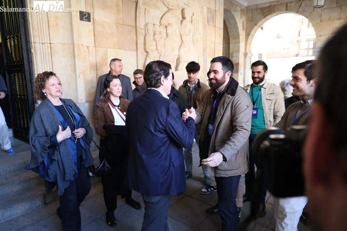 Alfonso Fernádez Mañueco ejerce su derecho al voto en Salamanca en las elecciones a las Cortes de CyL. Fotos: David Sañudo