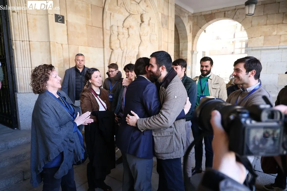 Alfonso Fernádez Mañueco ejerce su derecho al voto en Salamanca en las elecciones a las Cortes de CyL. Fotos: David Sañudo