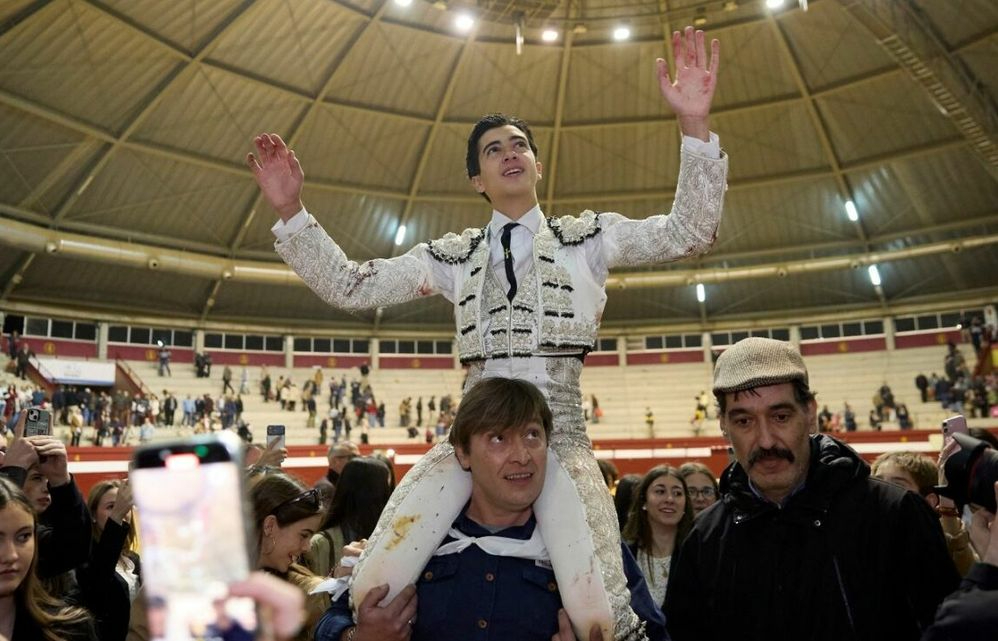 Marco Pérez corta tres orejas en la corrida de La Flecha