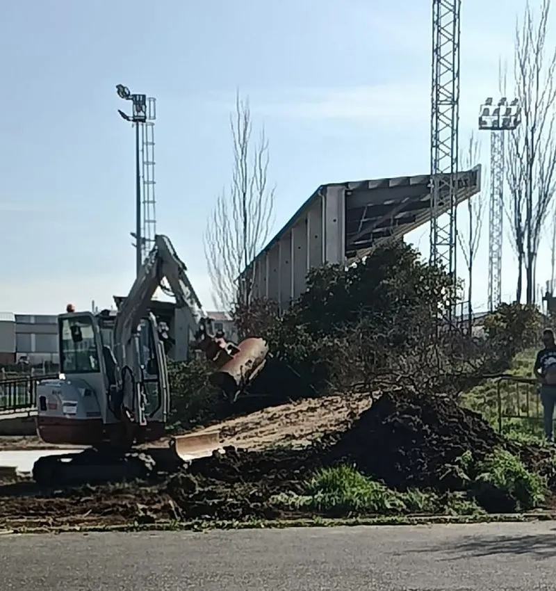 Comienzo de las obras para instalar una caseta modular en el Reina Sofía para el Real Salamanca Monterrey