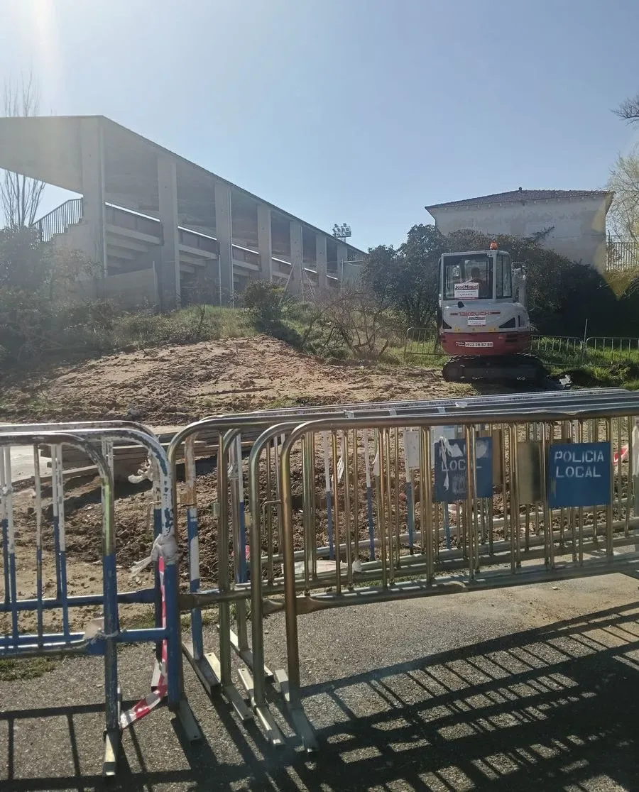 Comienzo de las obras para instalar una caseta modular en el Reina Sofía para el Real Salamanca Monterrey
