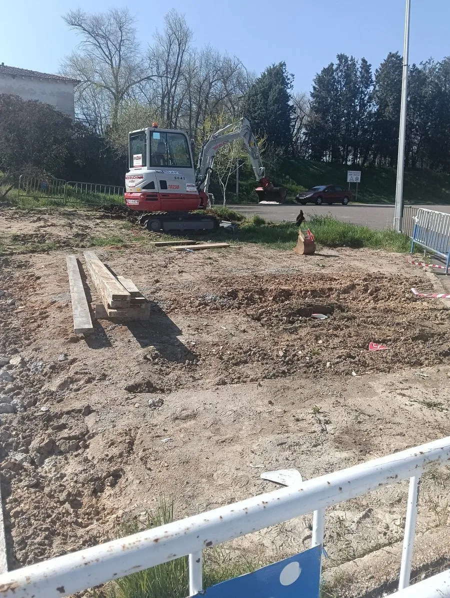 Comienzo de las obras para instalar una caseta modular en el Reina Sofía para el Real Salamanca Monterrey