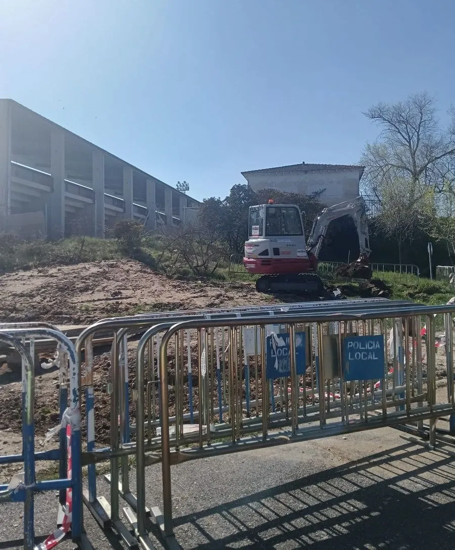 Comienzo de las obras para instalar una caseta modular en el Reina Sofía para el Real Salamanca Monterrey