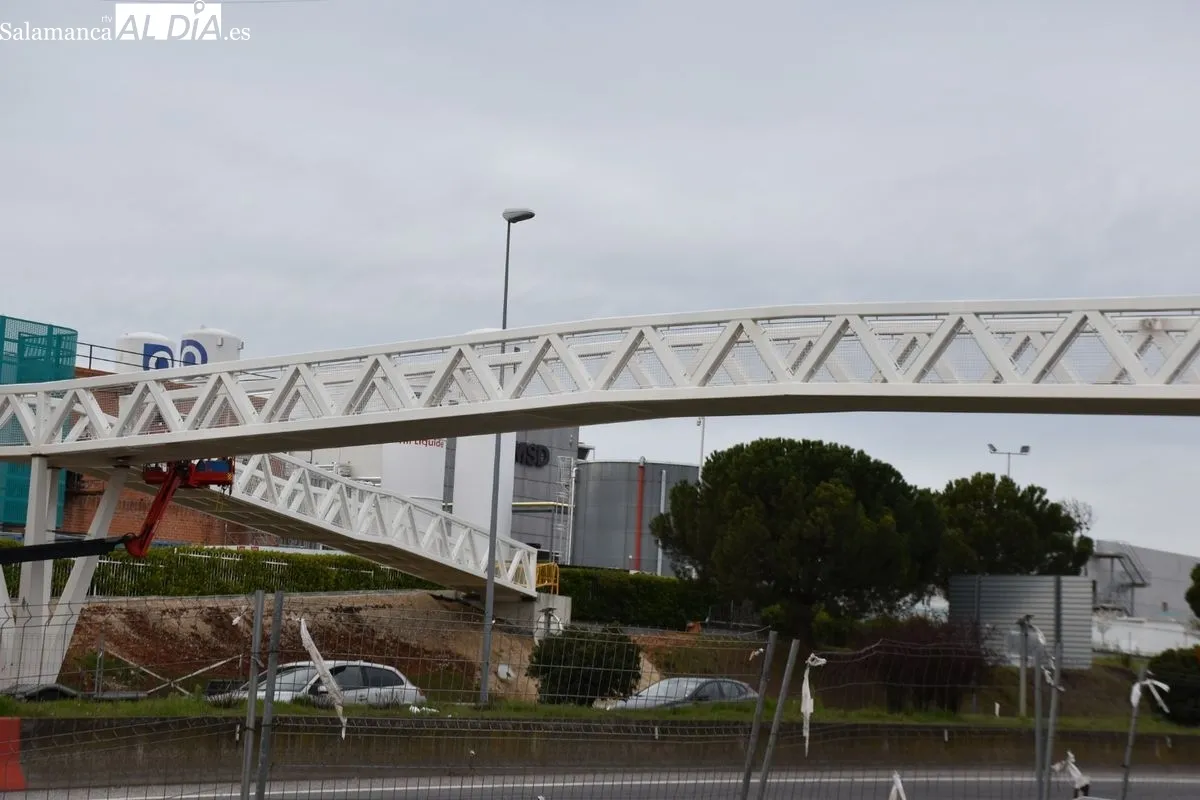 Instalada la esperada pasarela peatonal que conecta Carbajosa de Sagrada con Salamanca. Foto de Vanesa Martins