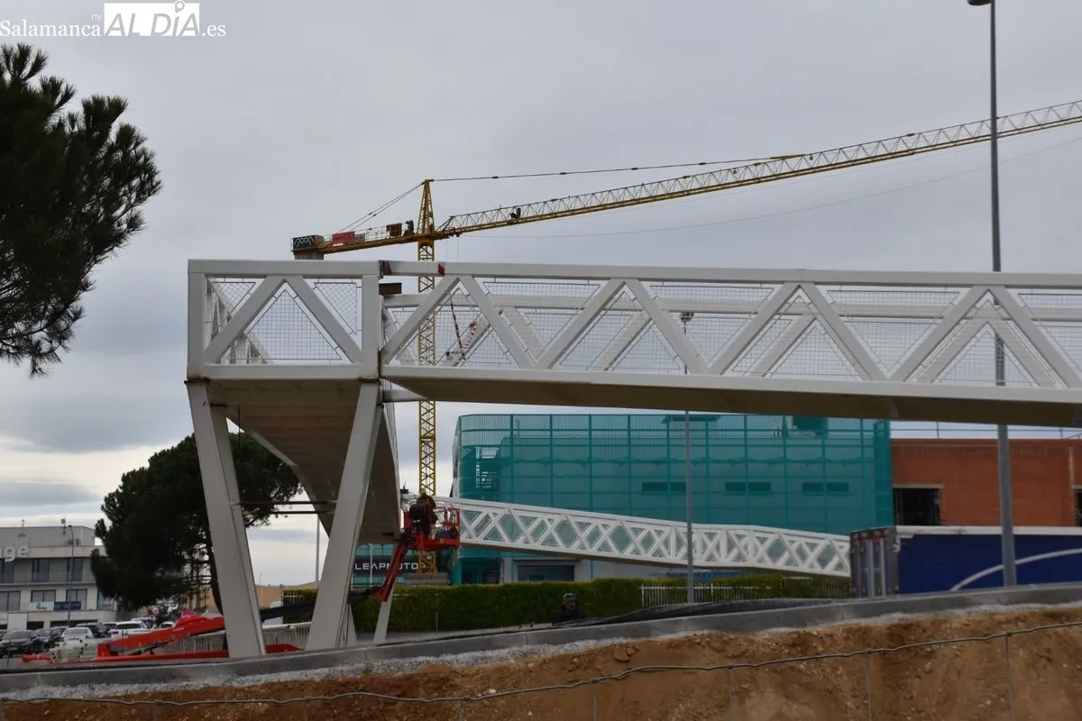 Instalada la esperada pasarela peatonal que conecta Carbajosa de Sagrada con Salamanca. Foto de Vanesa Martins