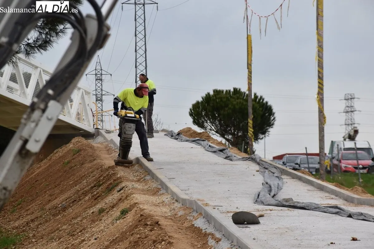 Instalada la esperada pasarela peatonal que conecta Carbajosa de Sagrada con Salamanca. Foto de Vanesa Martins