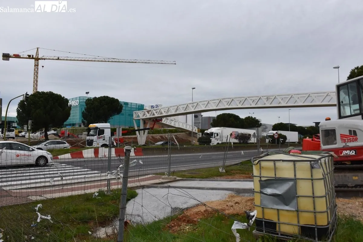 Instalada la esperada pasarela peatonal que conecta Carbajosa de Sagrada con Salamanca. Foto de Vanesa Martins