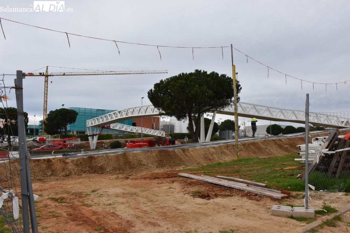 VÍDEO y FOTOS | Instalada la esperada pasarela peatonal que conecta Carbajosa de Sagrada con Salamanca