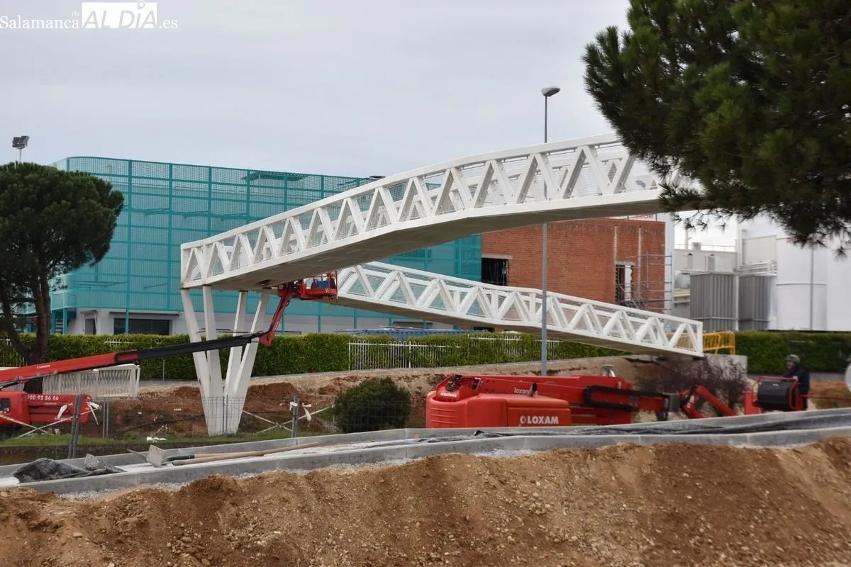 Instalada la esperada pasarela peatonal que conecta Carbajosa de Sagrada con Salamanca. Foto de Vanesa Martins