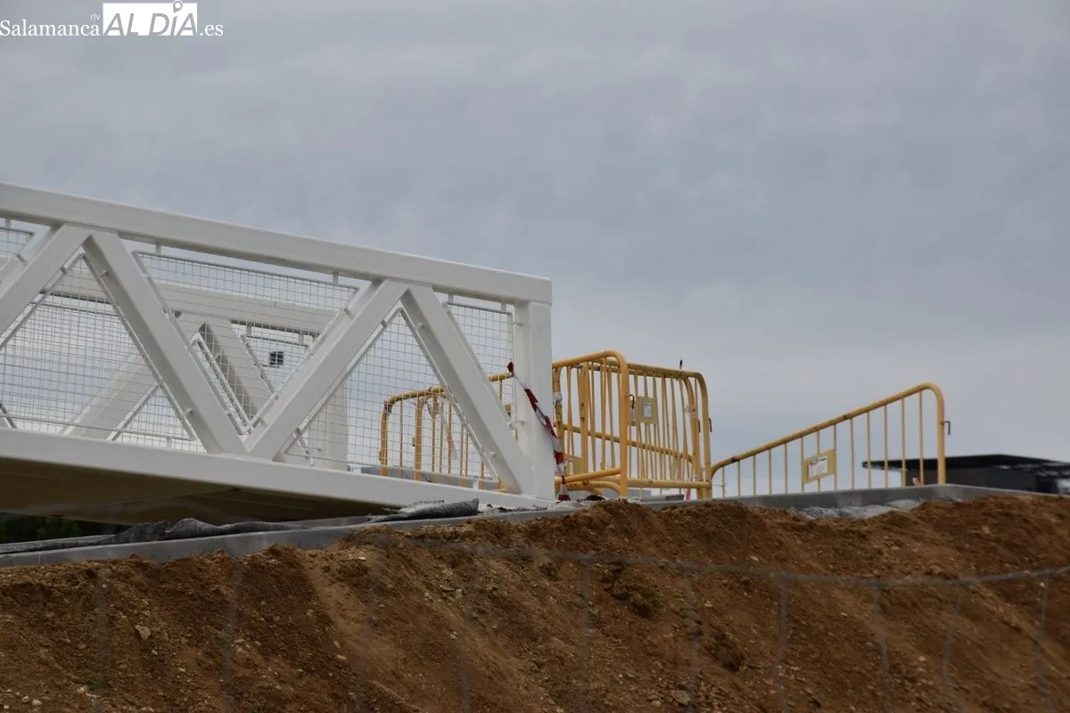 Instalada la esperada pasarela peatonal que conecta Carbajosa de Sagrada con Salamanca. Foto de Vanesa Martins