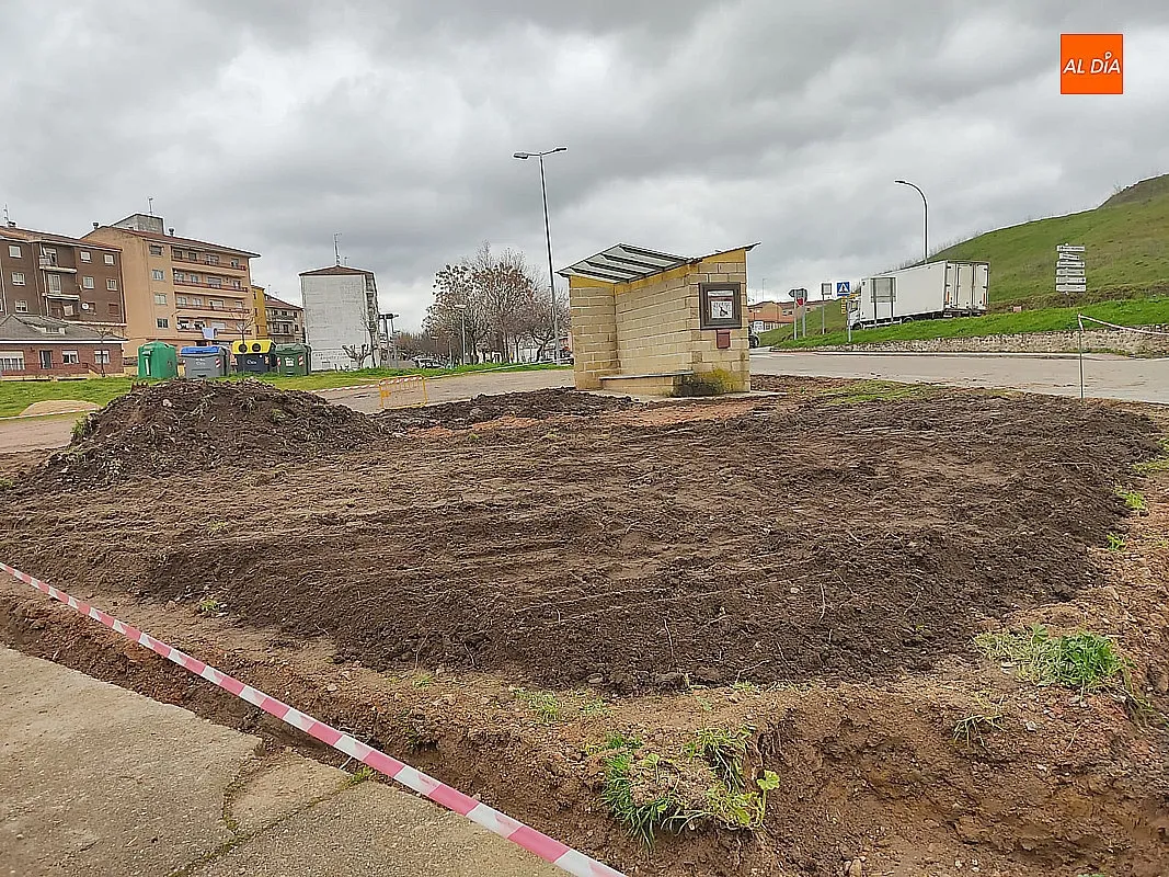 Jardines o aparcamientos, cuestión de debate entre vecinos y conductores