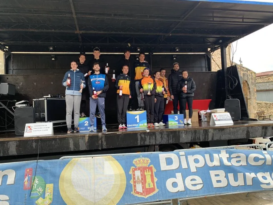 Foto 4 - La Escuela de Triatl&oacute;n Salmantina se proclama campeona regional de Duatl&oacute;n en Relevos Mixtos