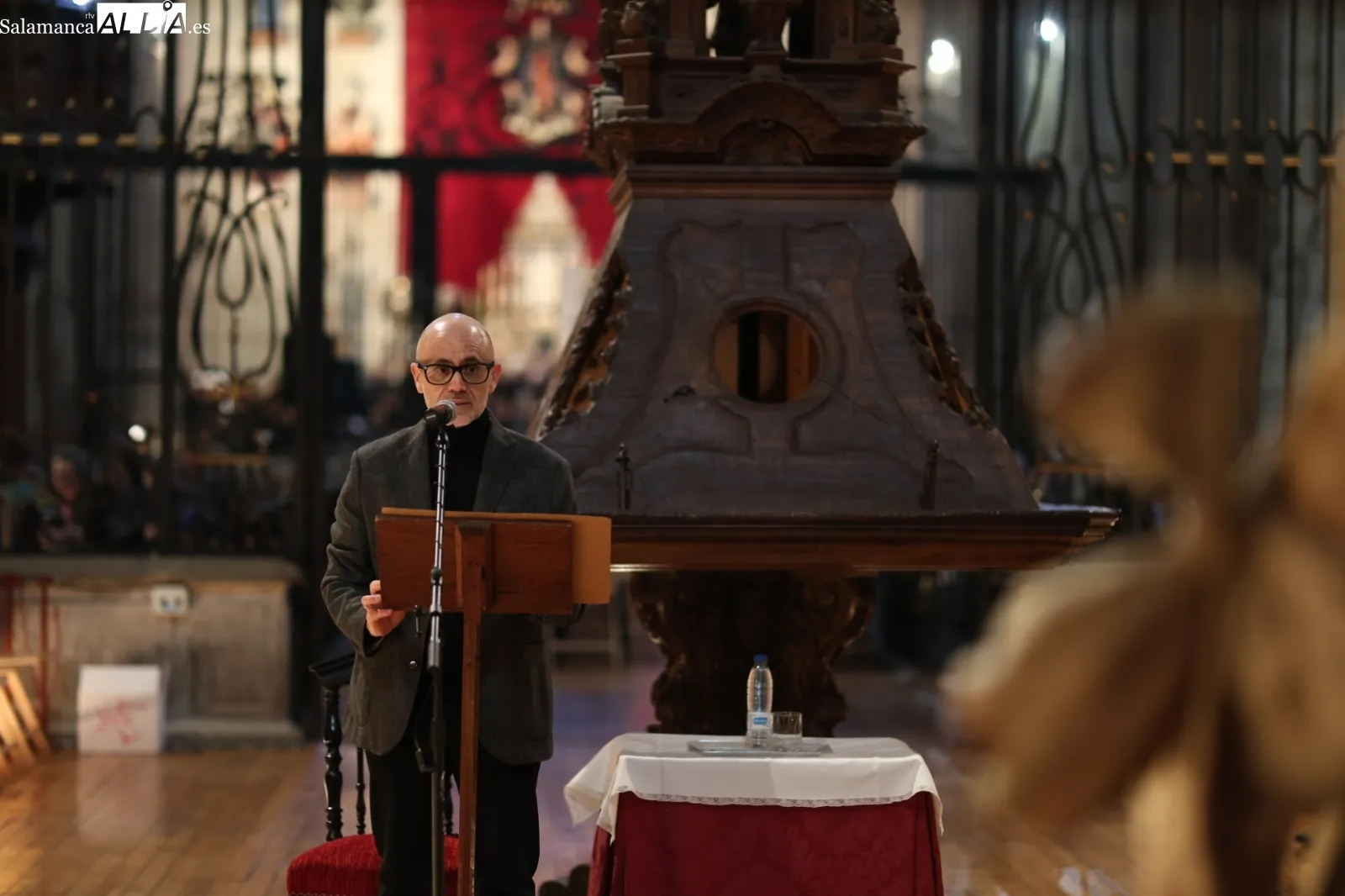 Pablo Luque Pinilla recita sus versos ante el Cristo de la Agonía Redentora | Fotos: David Sañudo
