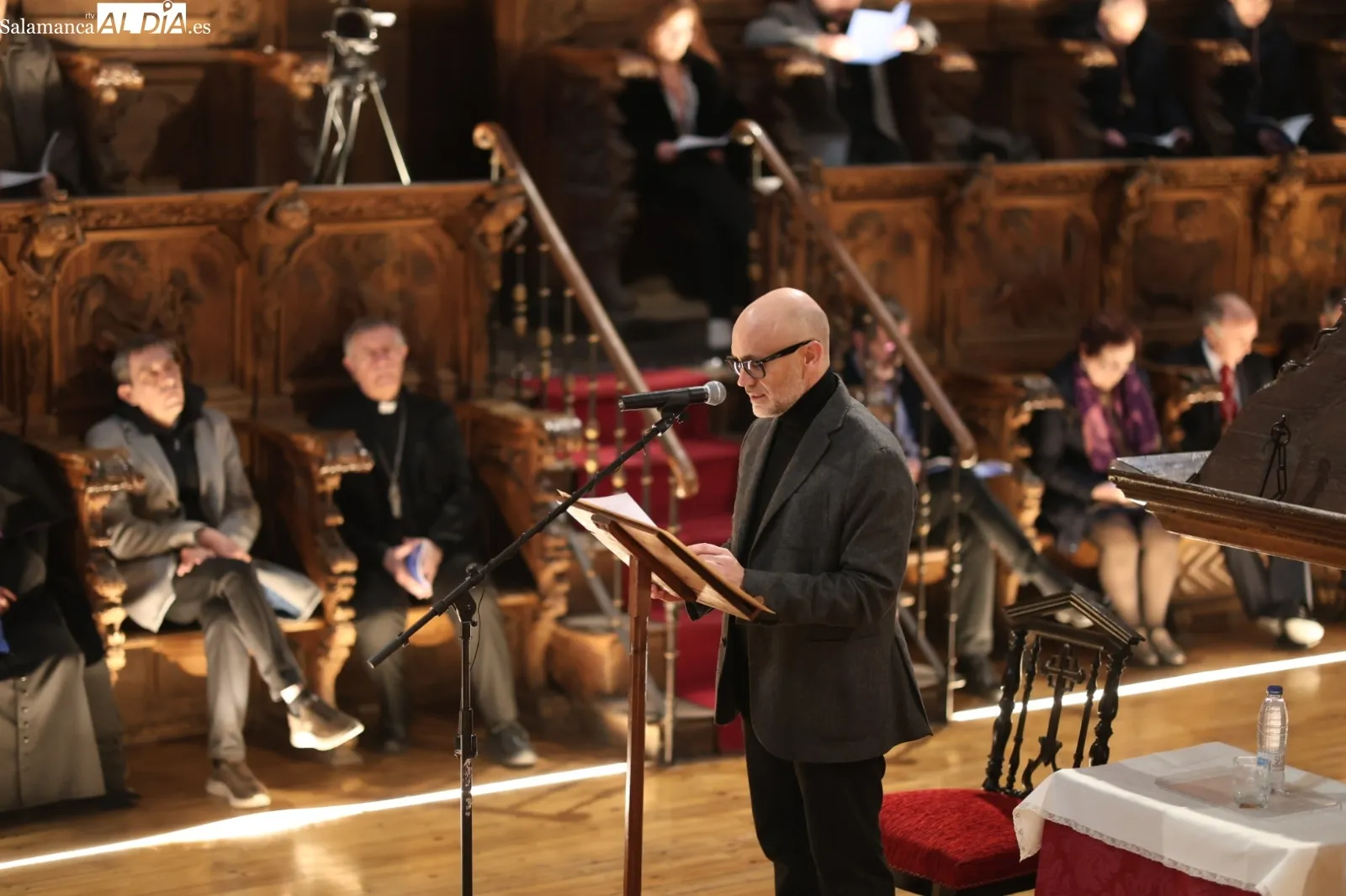 Pablo Luque Pinilla recita sus versos ante el Cristo de la Agonía Redentora | Fotos: David Sañudo