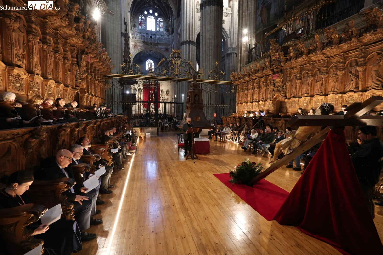 Pablo Luque Pinilla recita sus versos ante el Cristo de la Agonía Redentora | Fotos: David Sañudo