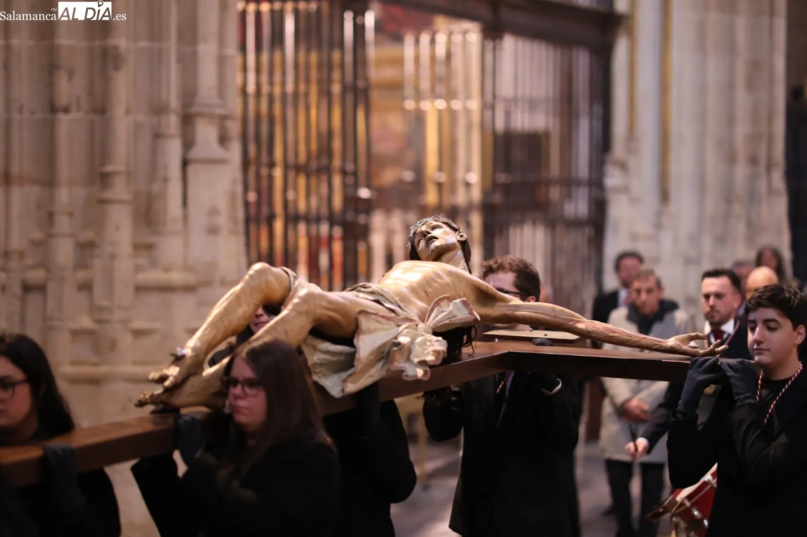 Pablo Luque Pinilla recita sus versos ante el Cristo de la Agonía Redentora | Fotos: David Sañudo