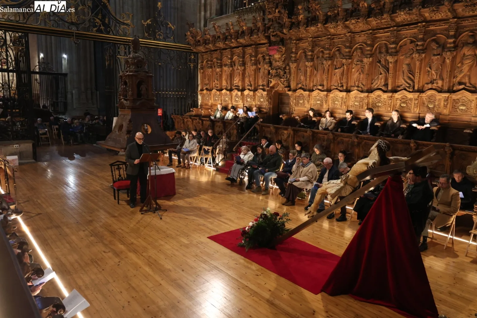 Pablo Luque Pinilla recita sus versos ante el Cristo de la Agonía Redentora | Fotos: David Sañudo