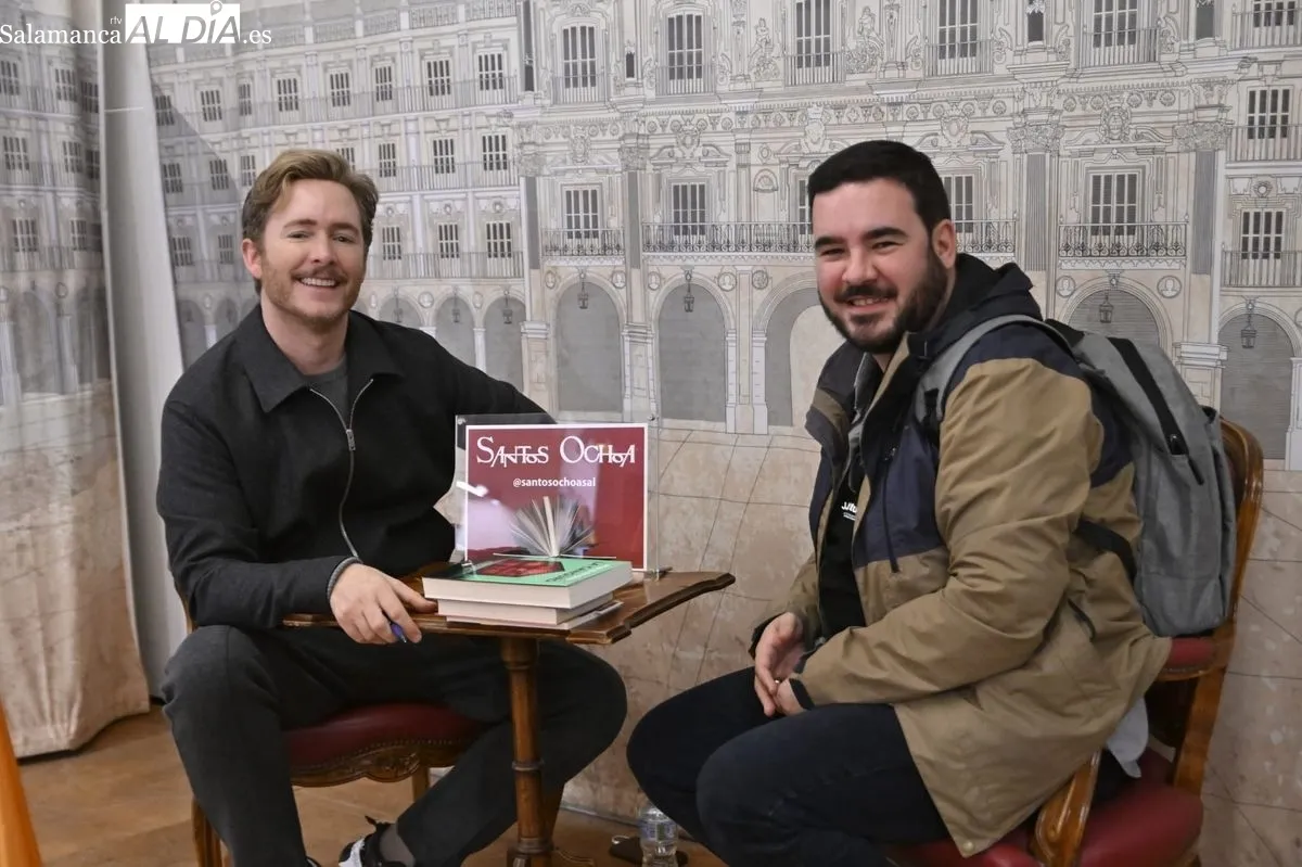 Pablo Rivero ha firmado ejemplares de 'La canguro' en la librería Santos Ochoa de Salamanca