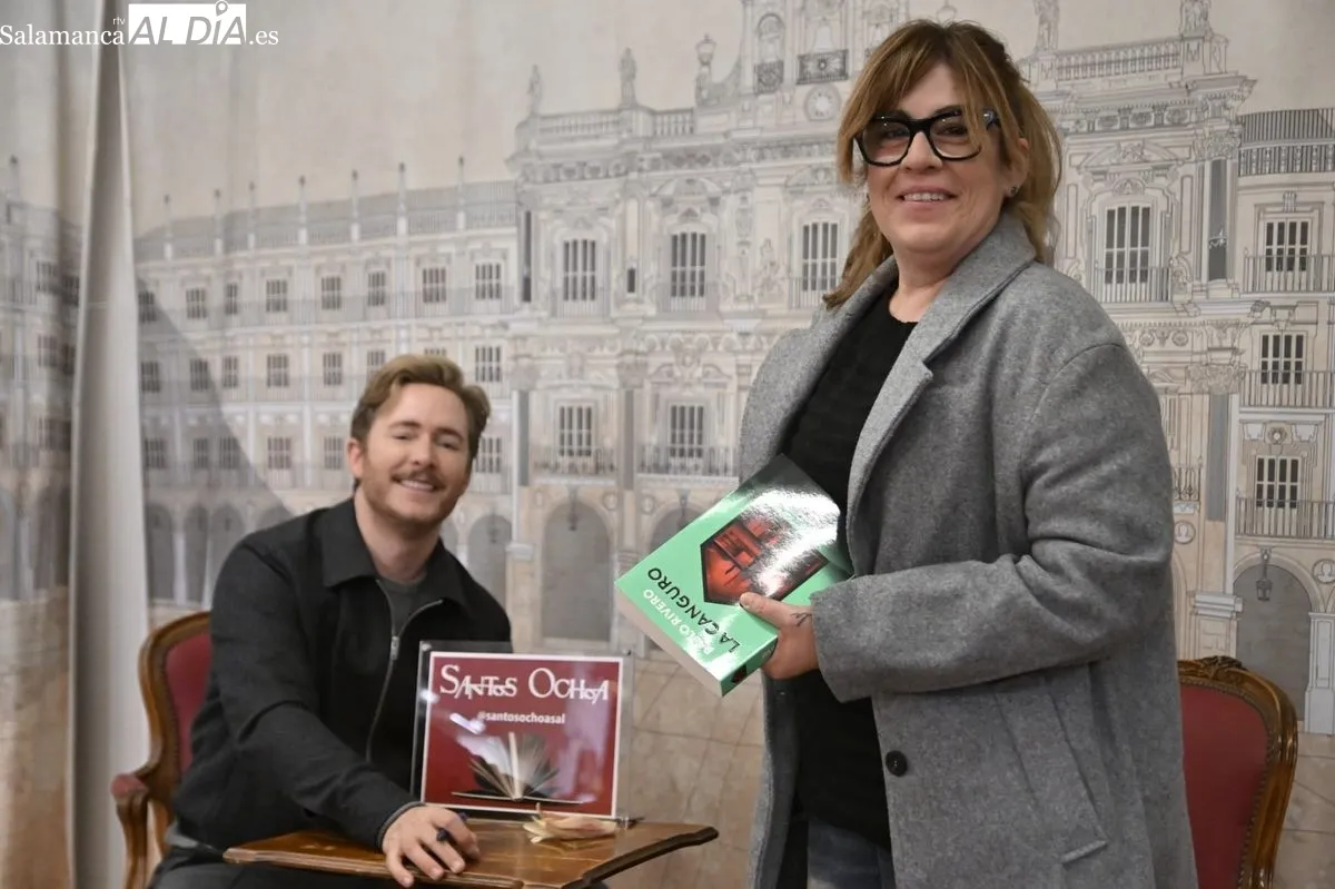 Pablo Rivero ha firmado ejemplares de 'La canguro' en la librería Santos Ochoa de Salamanca
