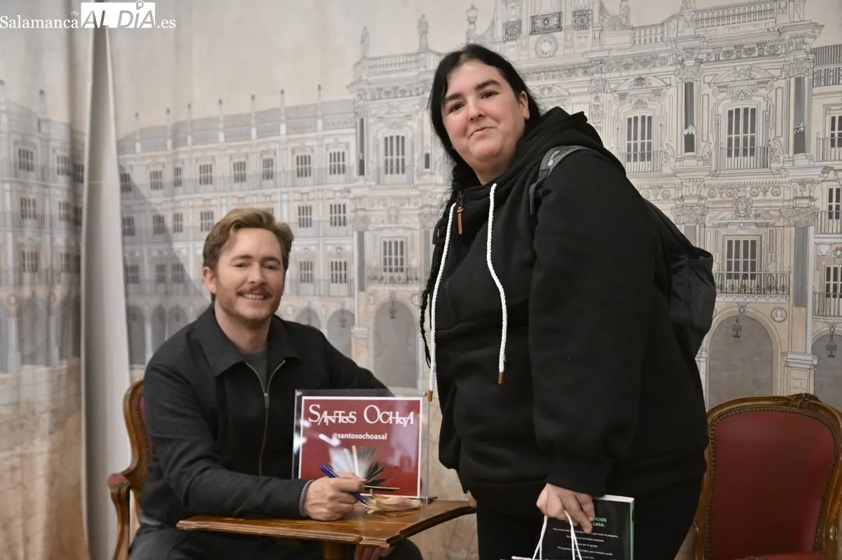 Pablo Rivero ha firmado ejemplares de 'La canguro' en la librería Santos Ochoa de Salamanca