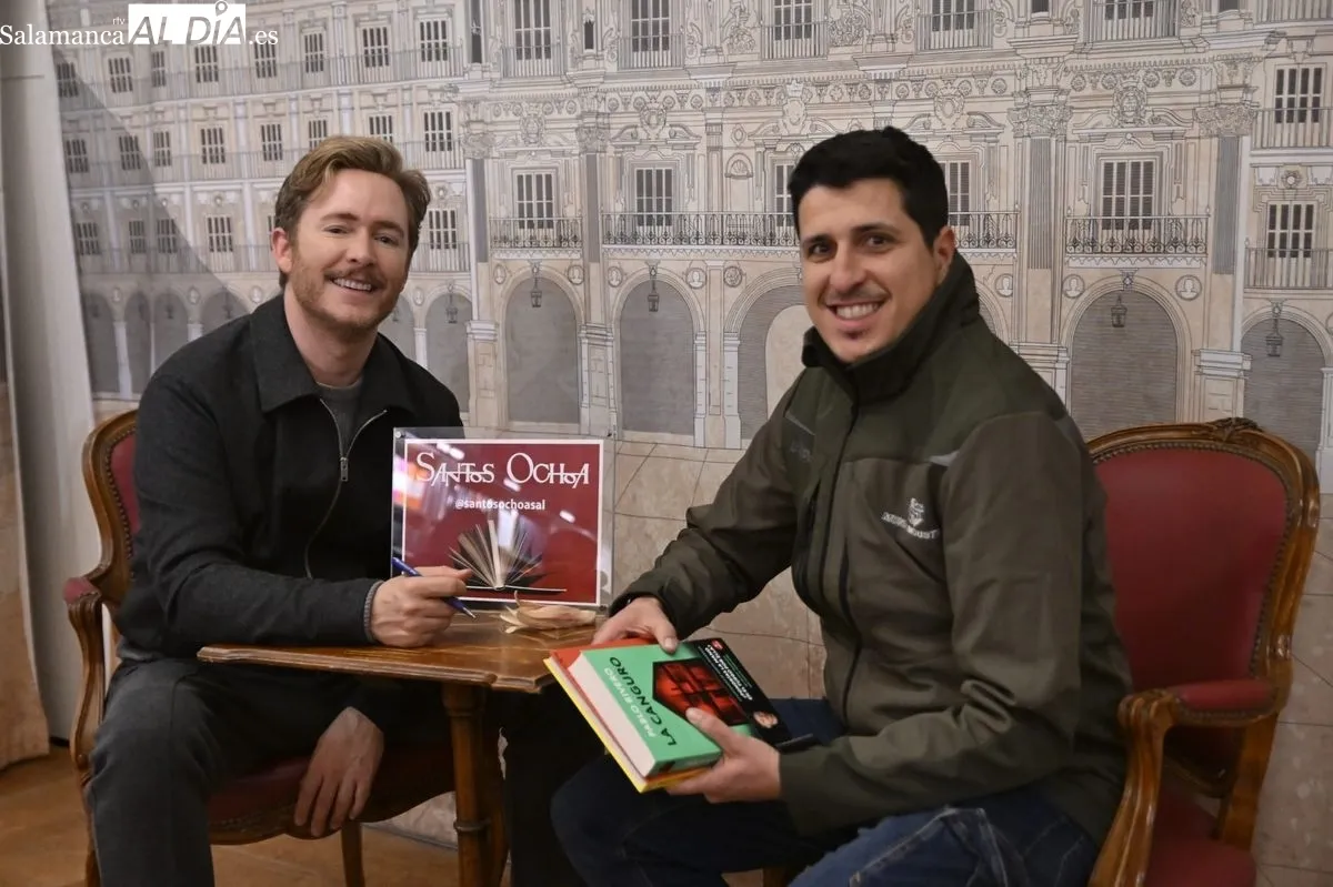 Pablo Rivero ha firmado ejemplares de 'La canguro' en la librería Santos Ochoa de Salamanca