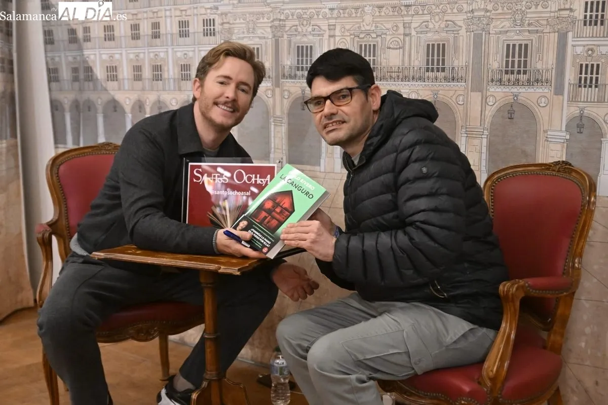 Pablo Rivero ha firmado ejemplares de 'La canguro' en la librería Santos Ochoa de Salamanca
